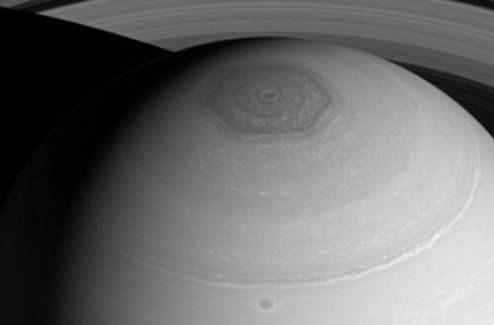 Hexágono en el polo norte de Saturno