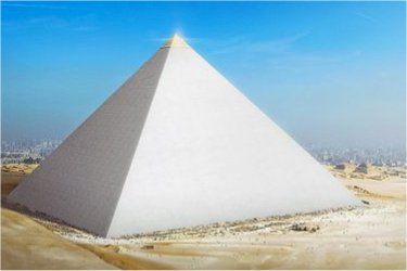 Previsible aspecto de la Gran Pirámide de Keops recién construida