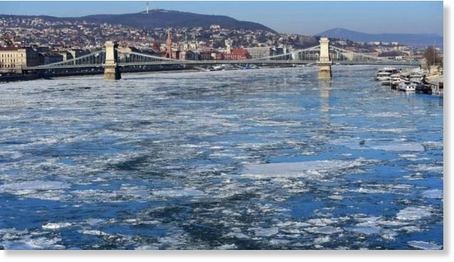 Hielo flotando en el Danubio a su paso por Budapest