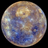 Comparación de lunas y planetas con rasgos antípodas